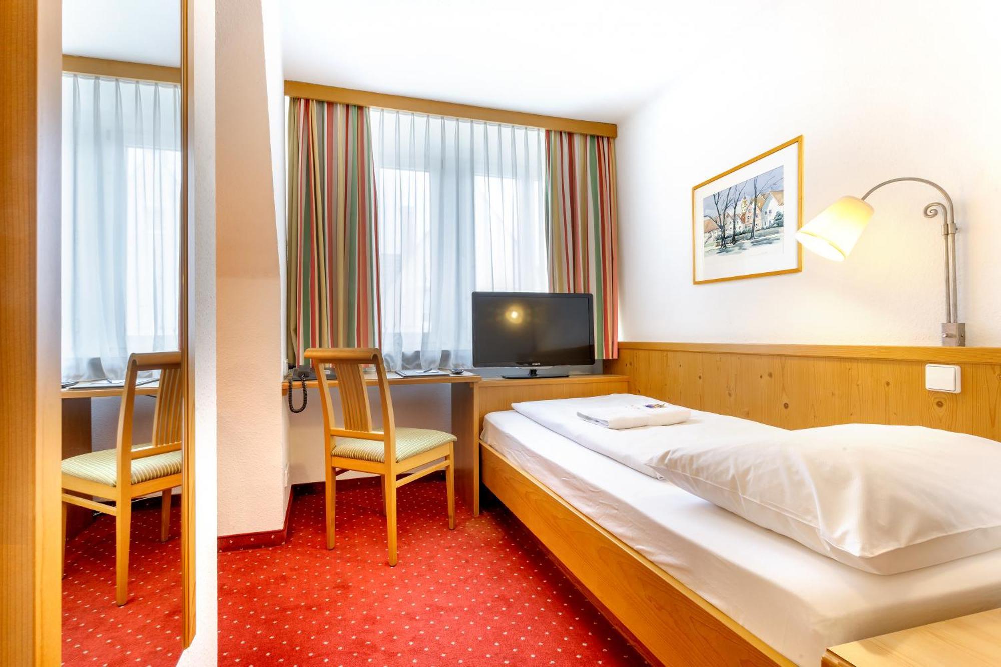 Hotel Zum Loewen Weissenhorn Exterior foto