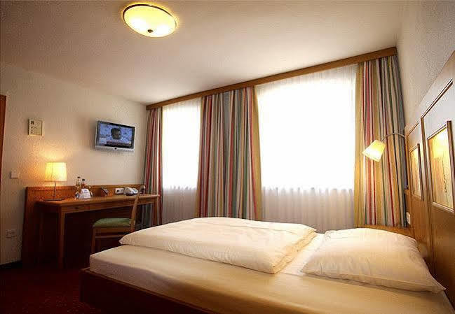 Hotel Zum Loewen Weissenhorn Exterior foto